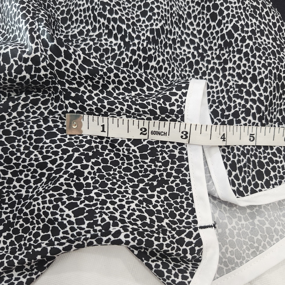 Nike Size Small Women's Black and White Running Shorts - Picture 5 of 9
